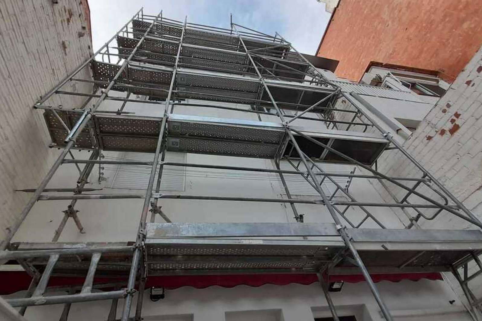TusAndamiosBarcelona ofrece andamios para obras en comunidades de vecinos