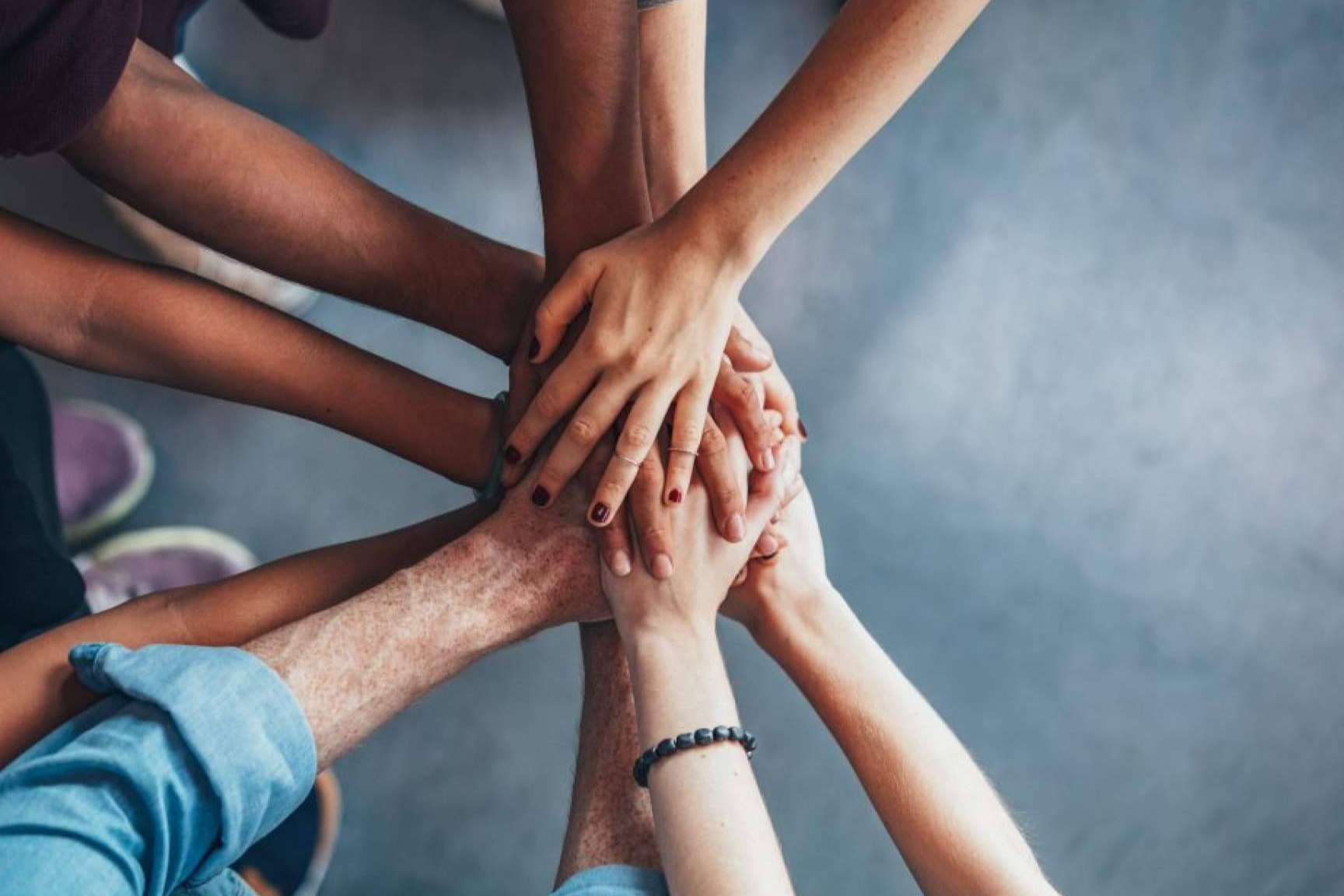 Oficina o montaña. ¿Cuáles son los 5 beneficios de trabajar en equipo?