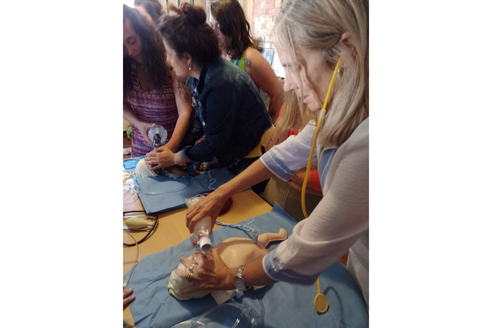 Mayéutica, la escuela de parteras que ofrece una formación de alta calidad y un sistema de enseñanza para personas de todo el mundo