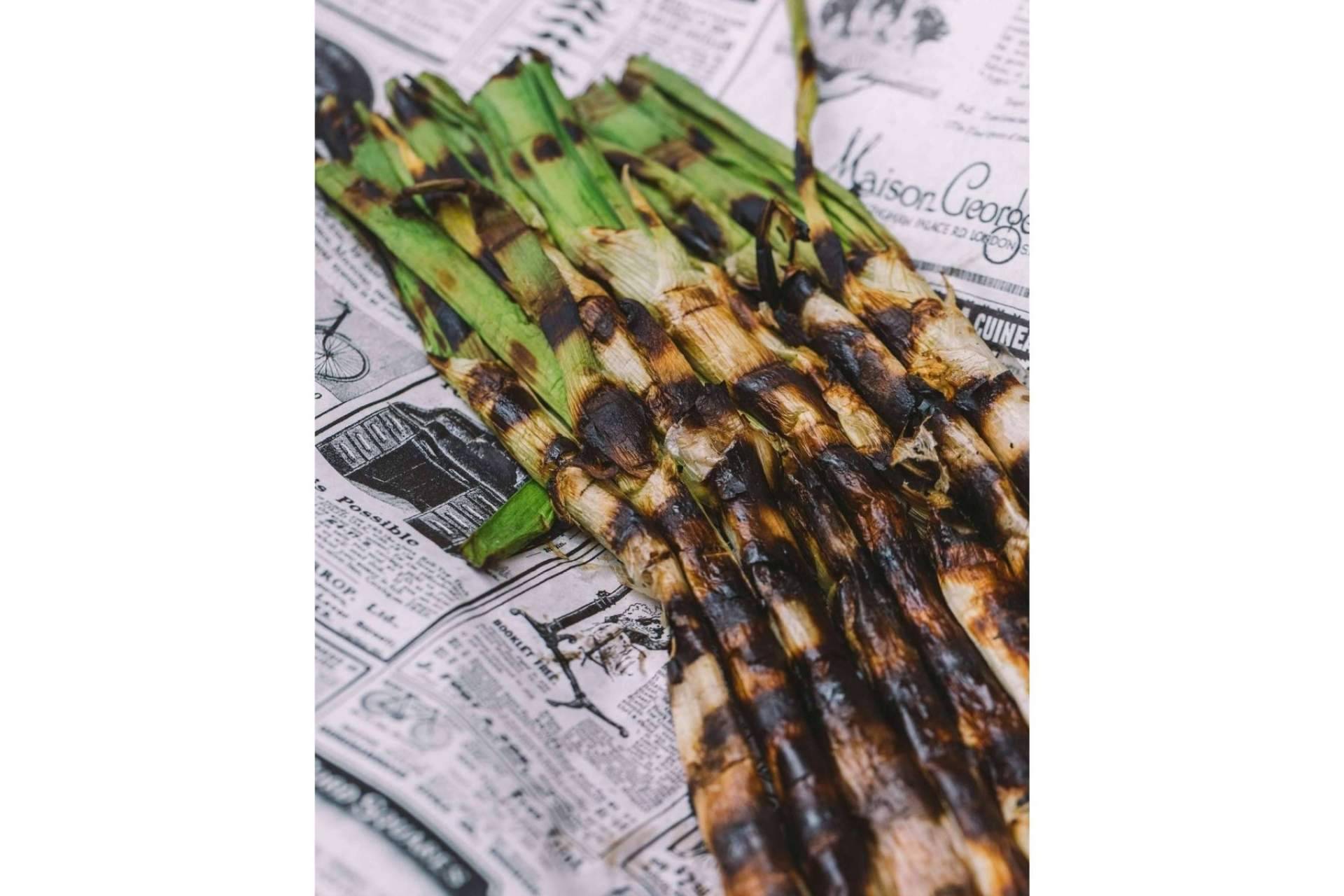 Disfrutar de la temporada de calçots en Barcelona es posible en Vic Brasería