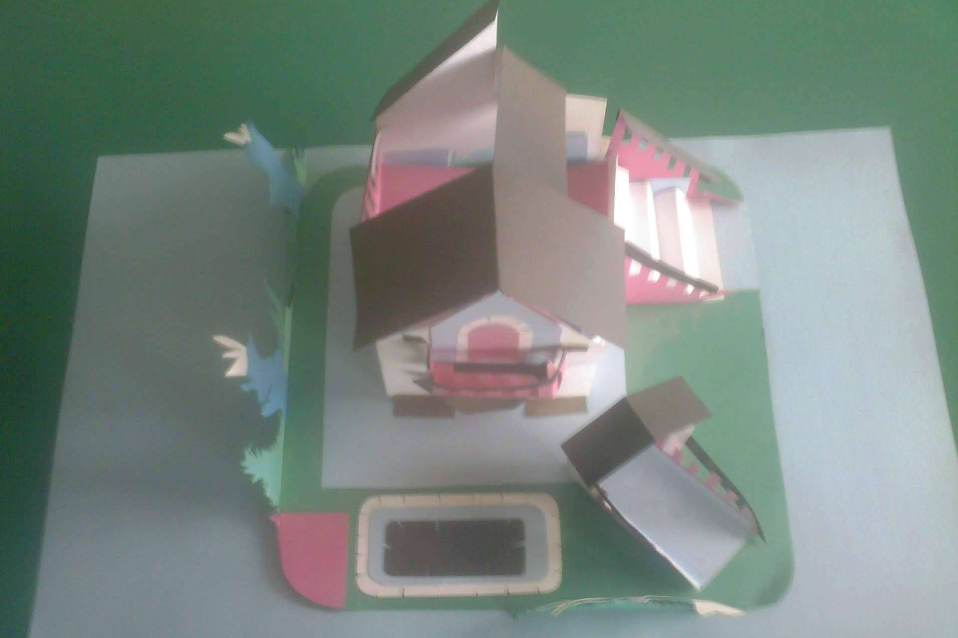 Talleres de maquetas con cartulinas para gente de todas las edades, de la mano de El Pintor de Internet