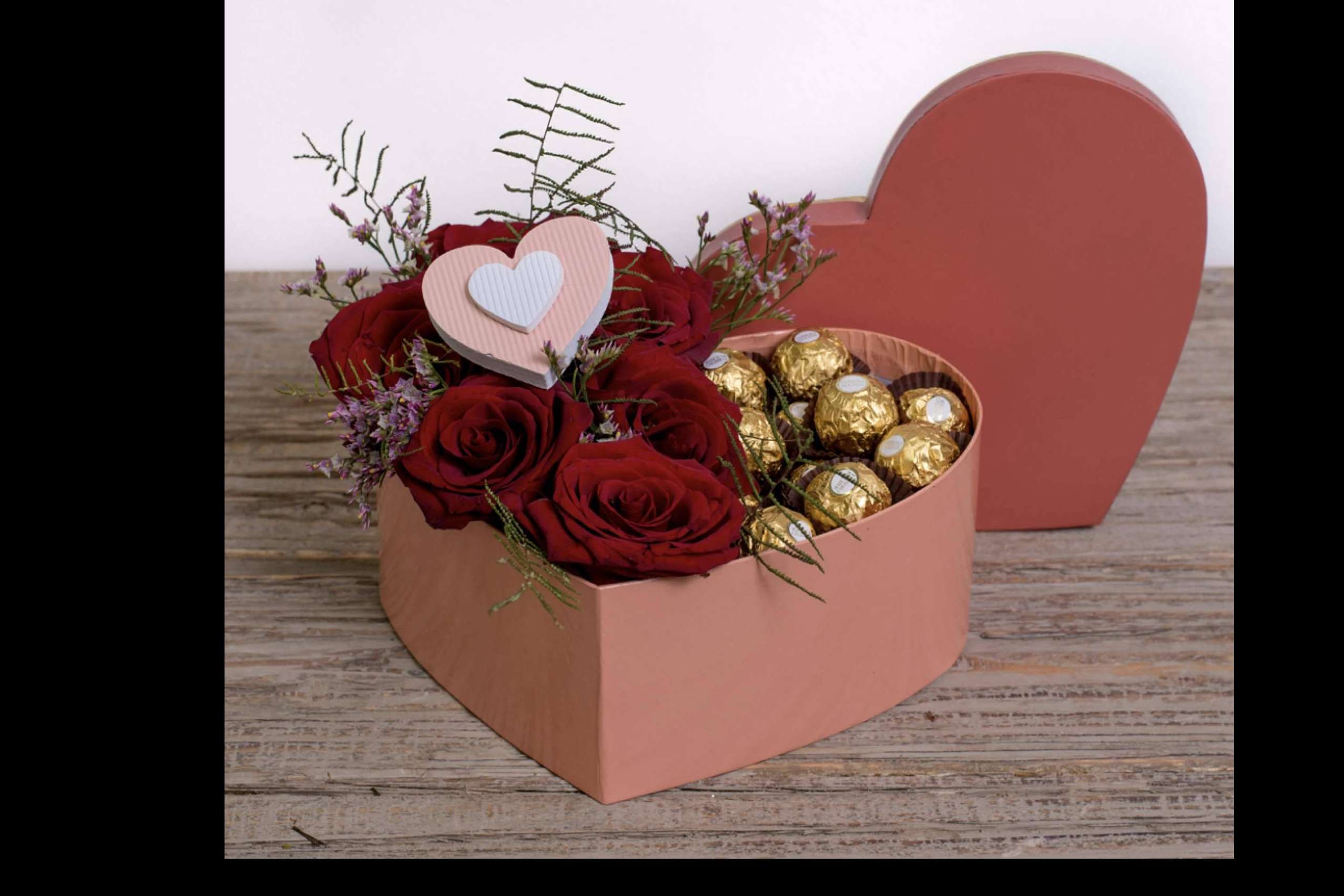 Sorprender a la pareja en el Día de San Valentín con las cajas de flores, cestas y ramos de la floristería Amborella