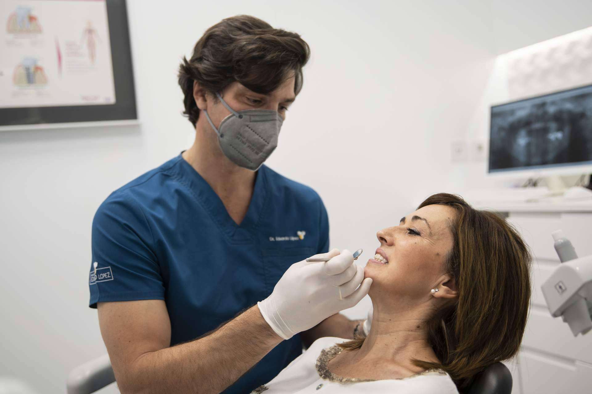 Los riesgos y consecuencias de un blanqueamiento dental casero, por Clínica dental Eduardo López