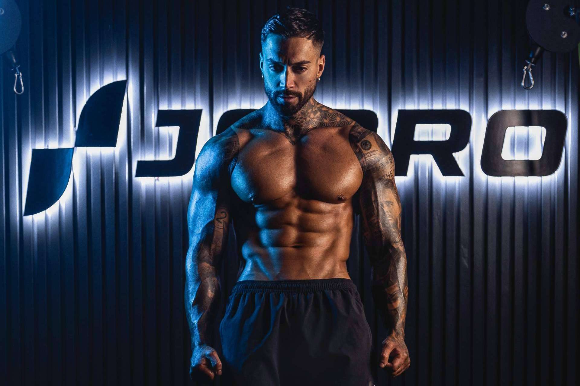 Planes personalizados de entrenamiento y nutrición en la app fitness de Juan Faro PRO