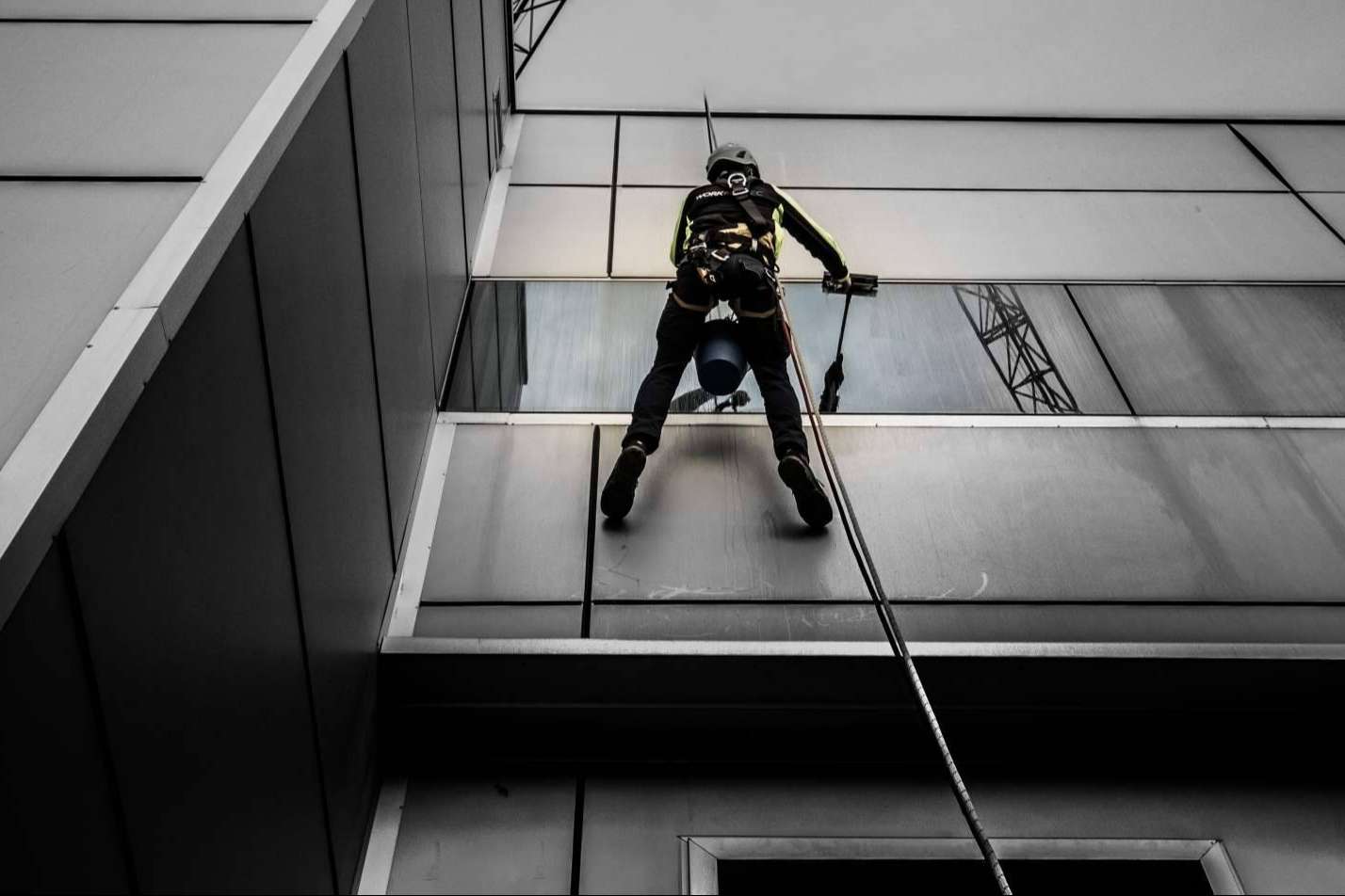 ¿Cuáles son los riesgos y medidas de seguridad en los trabajos verticales?
