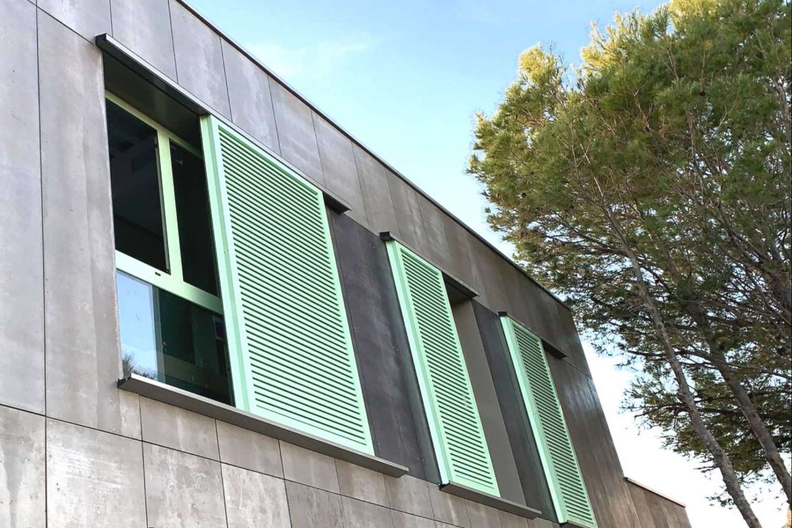 Los grandes beneficios de las contraventanas de aluminio, por la empresa especialista Mallorlux