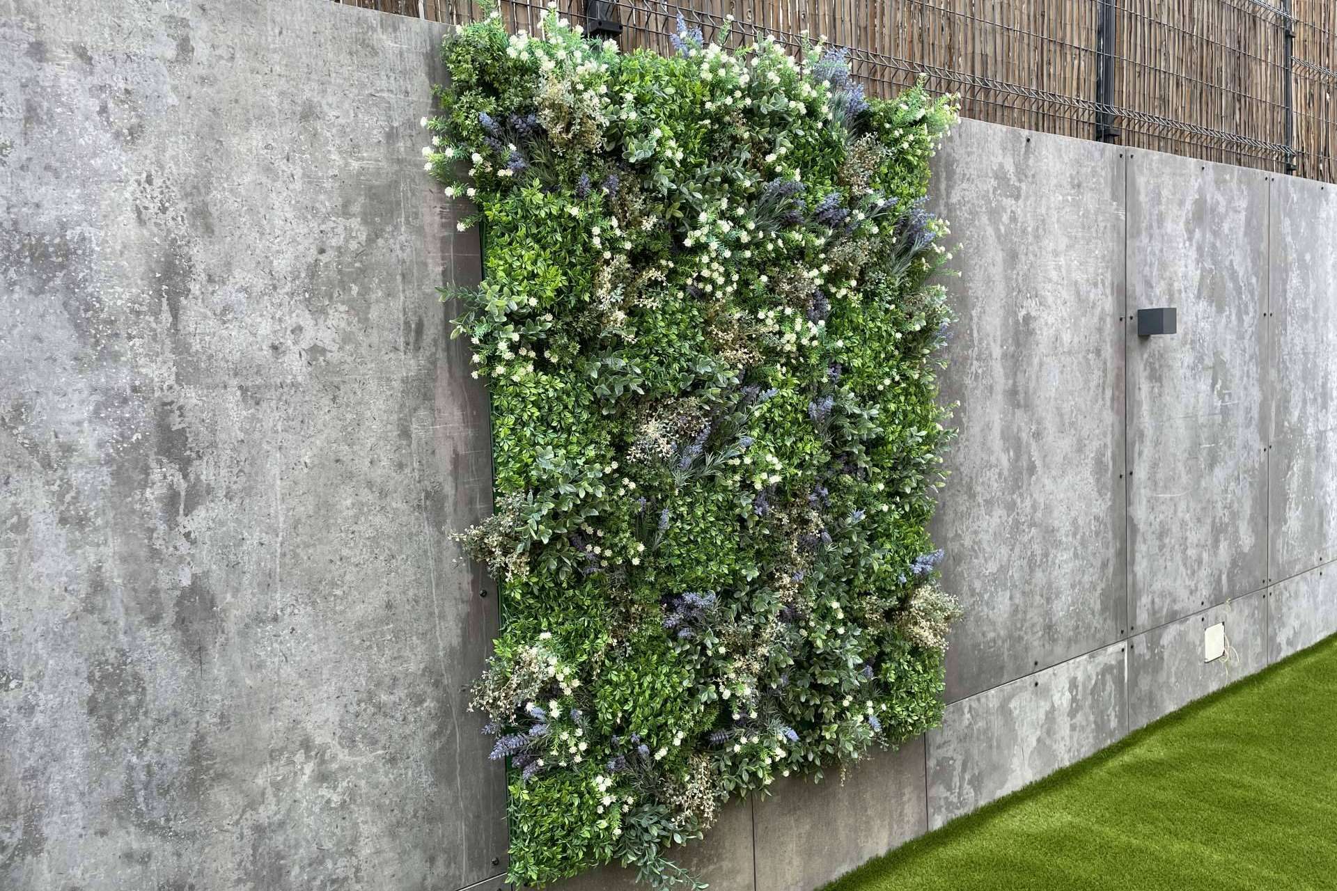 Los jardines verticales artificiales de Ingrass llenan de frescura los espacios