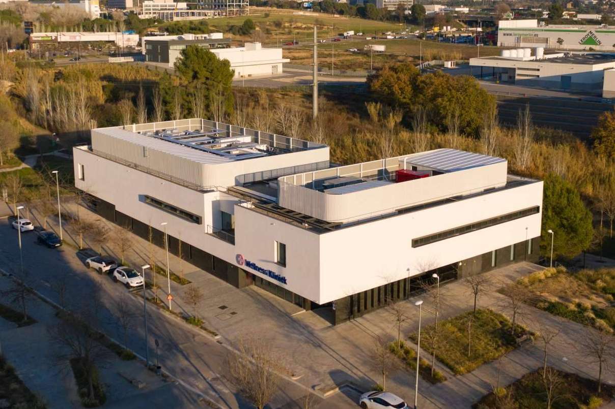 Operación de aumento de pecho con implantes en la clínica de cirugía estética Wellness Kliniek