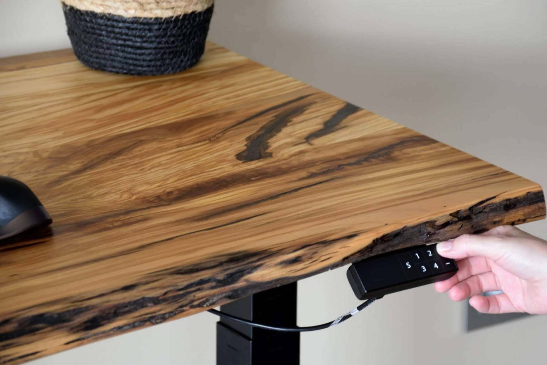 ¿Cuáles son los beneficios de trabajar con escritorios ergonómicos elevables?, por ErgoNatureWood