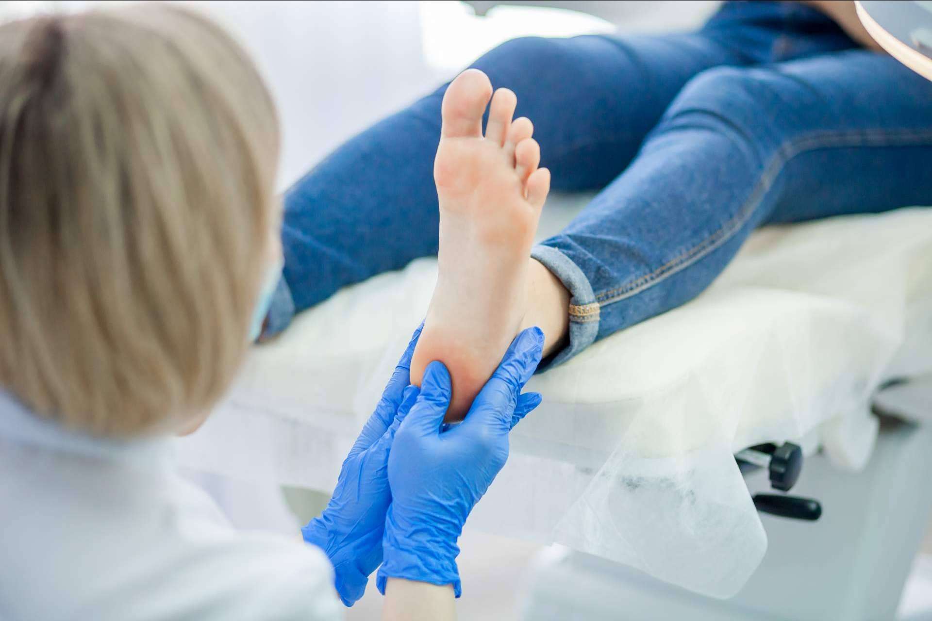 Tratar las afecciones de los pies a tiempo a través de la quiropodia con los expertos de podología de Clínica Viasalud
