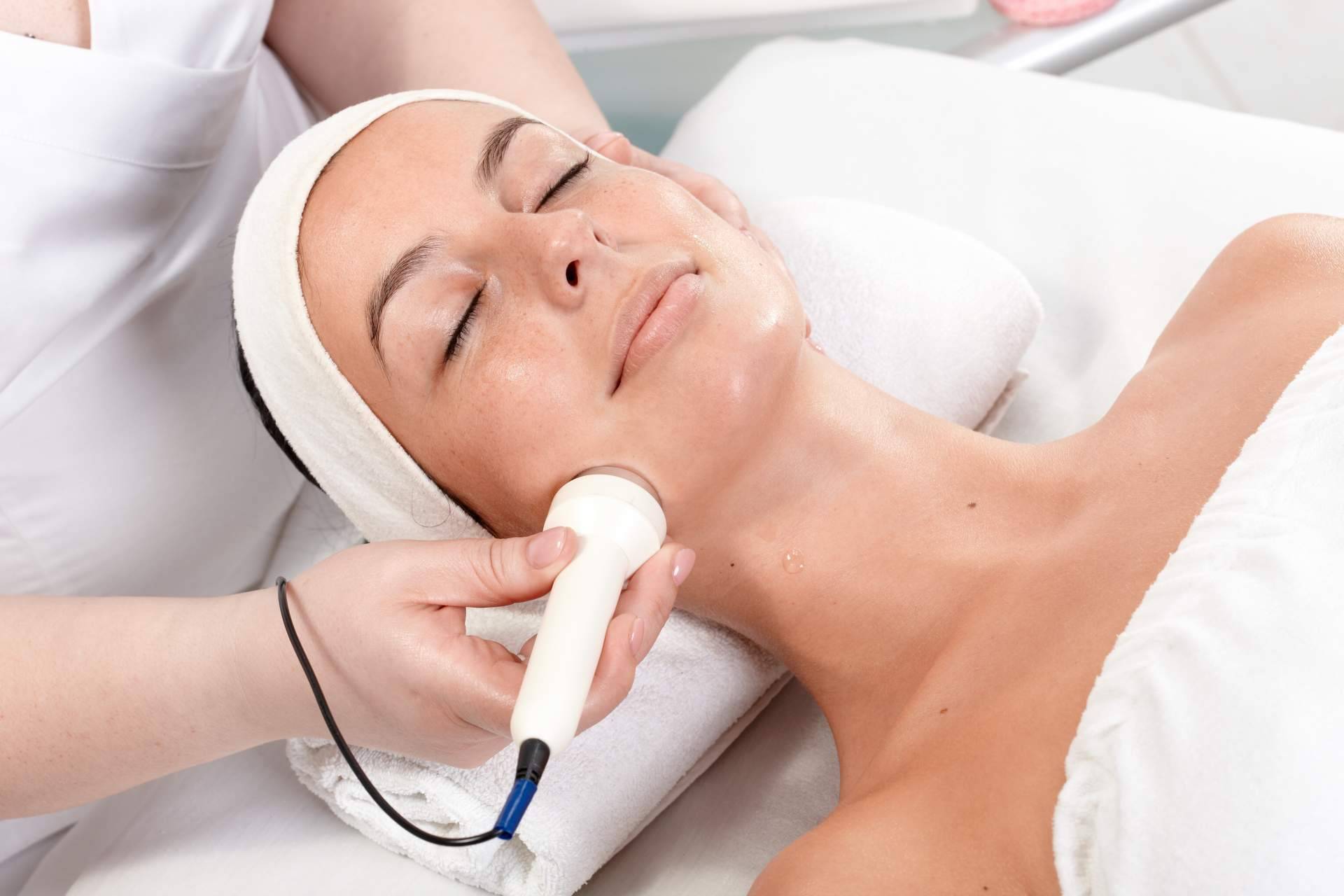 Tratamiento de rejuvenecimiento facial no invasivo