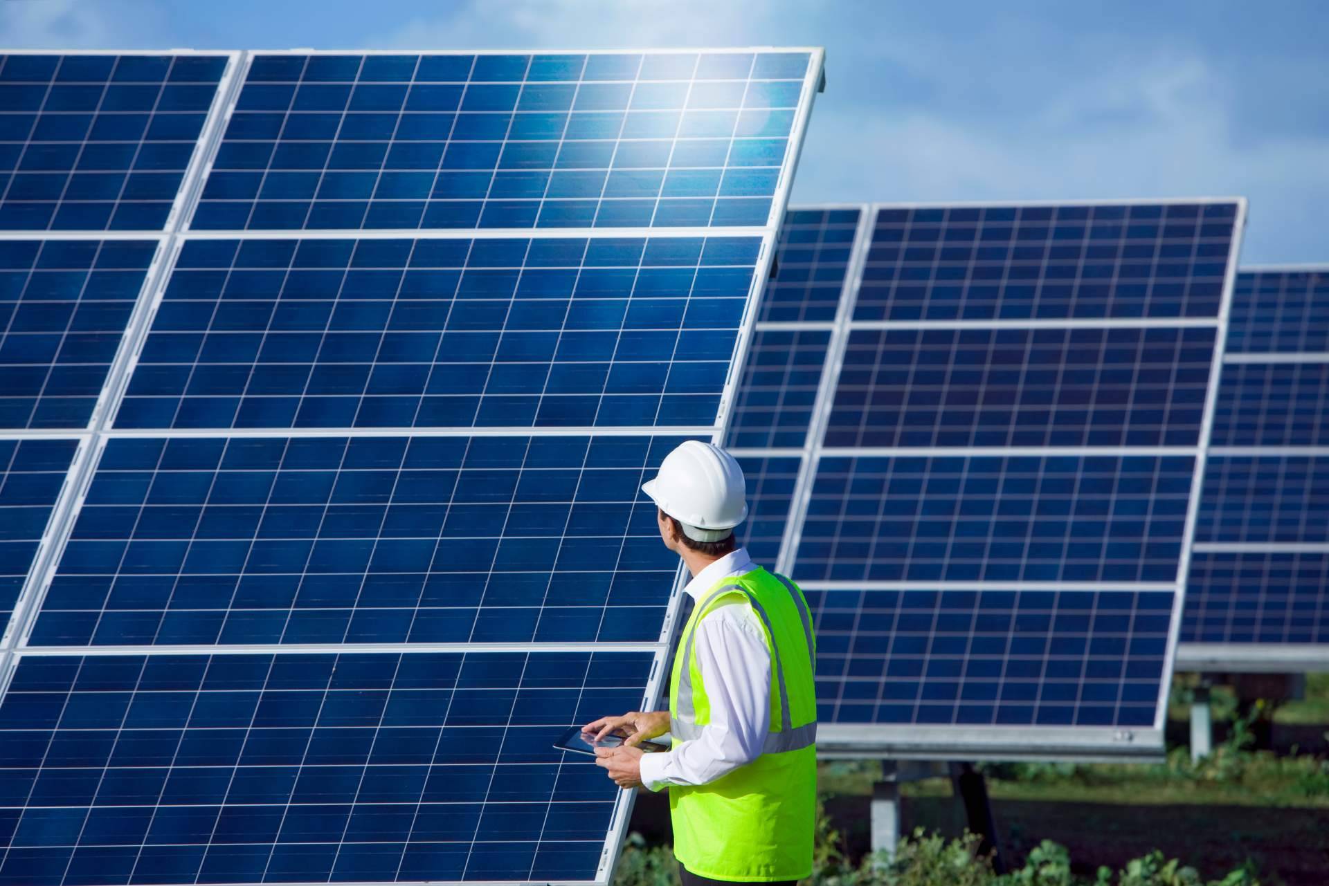 Usar placas solares y sus ventajas, según Placasolar.info