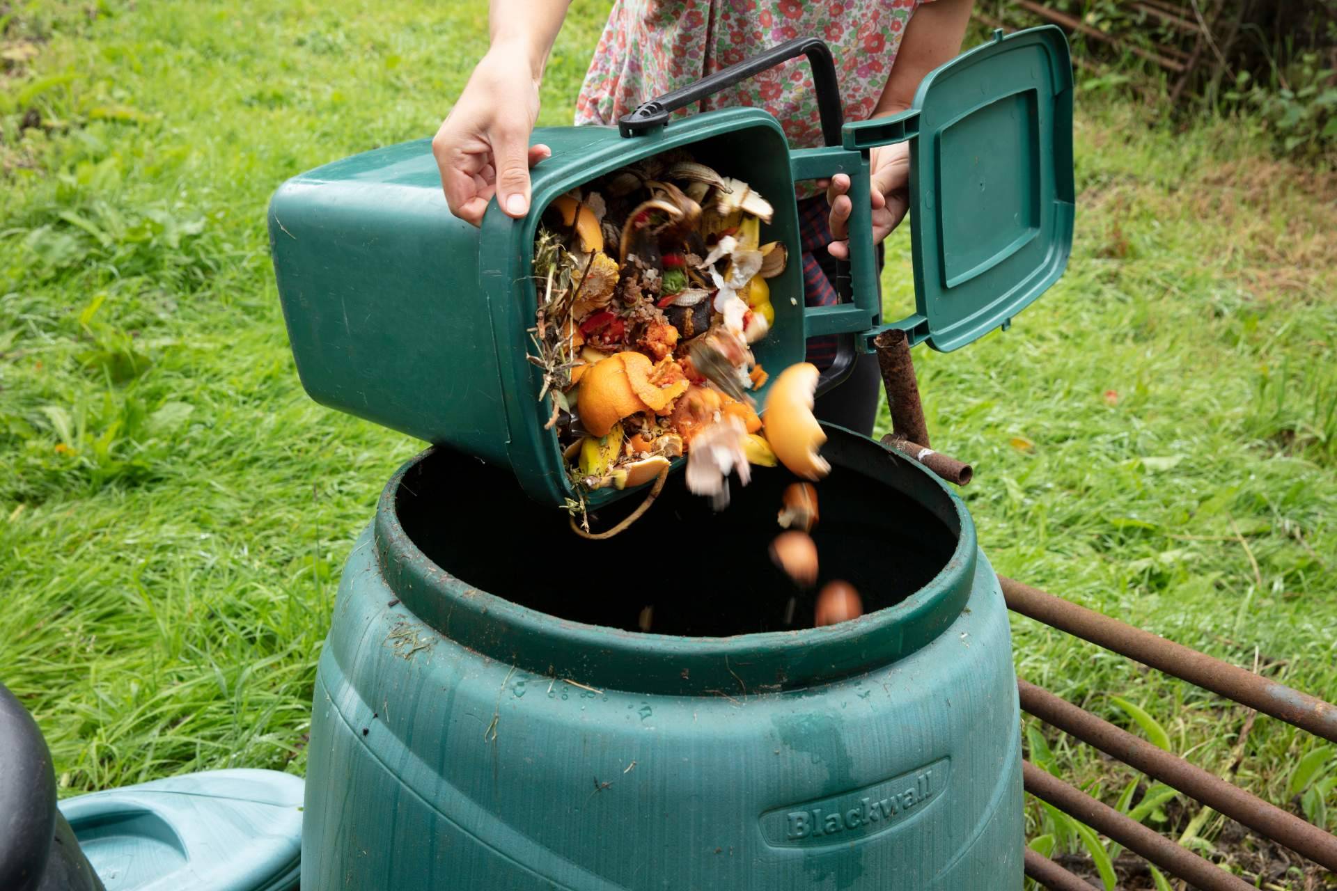 Convertir los residuos en abono con compostadores