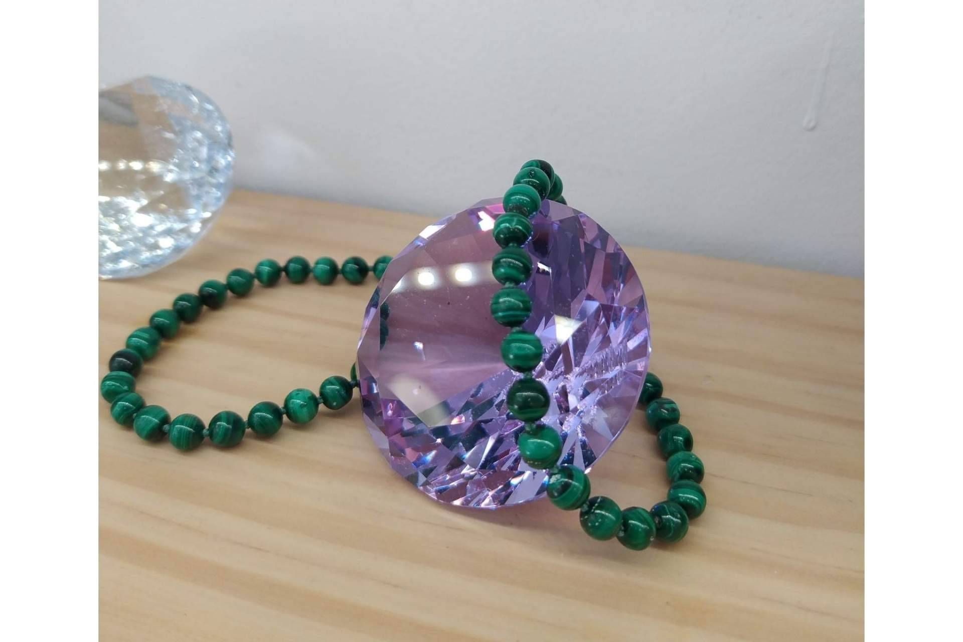 Los diseños únicos hechos con gemas que ofrece la joyería Dreki