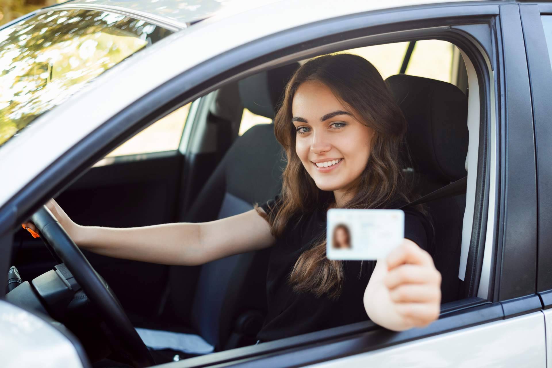 ¿Cuáles son las consecuencias de no llevar el carnet de conducir o usarlo caducado?