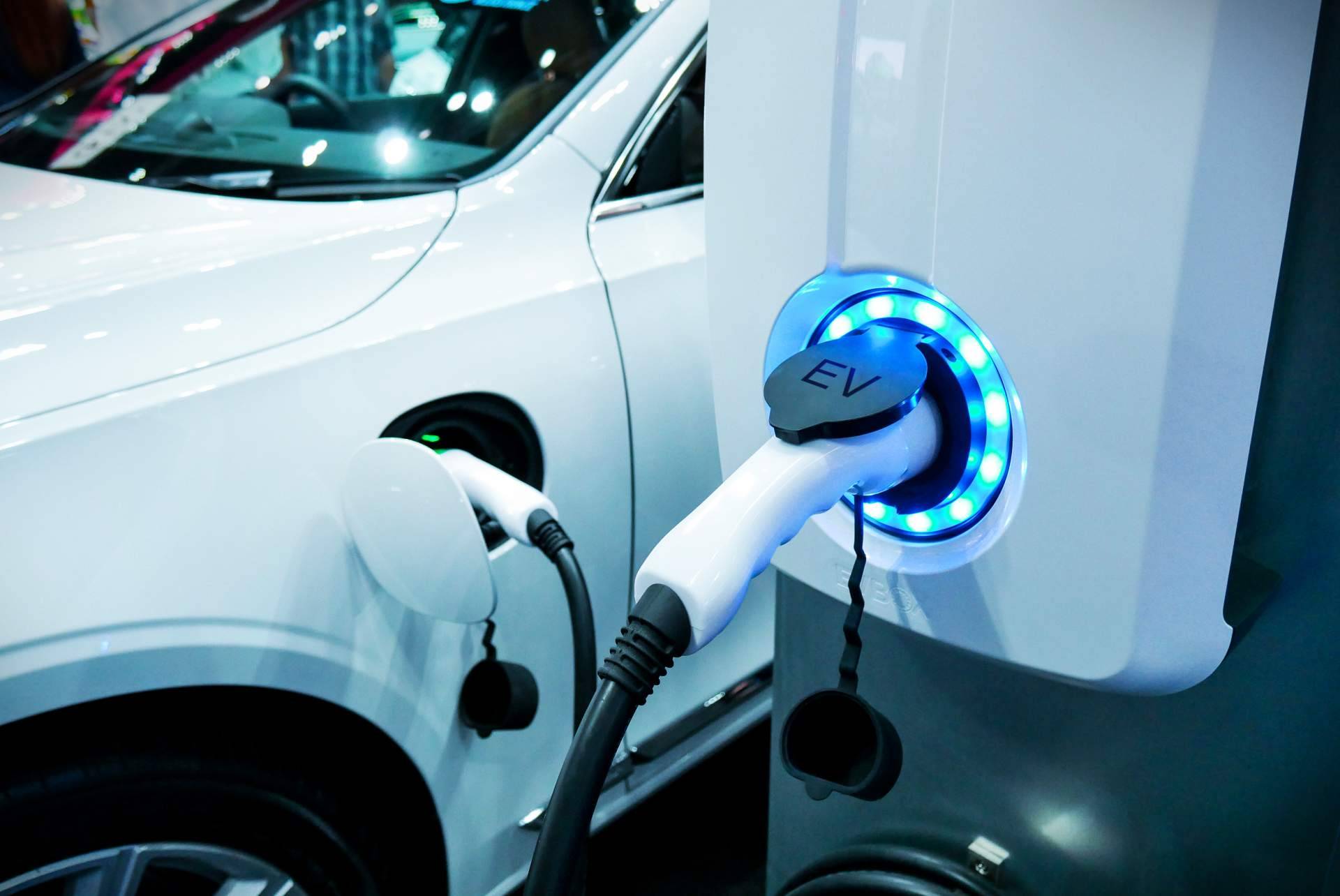 Encontrar puntos de recarga para vehículos eléctricos en aparcamientos con más de 20 plazas