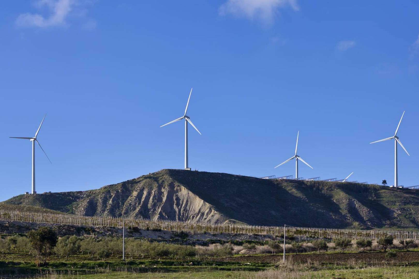 Los principales motivos por los cuales es importante mejorar la eficiencia energética en negocios y hogares