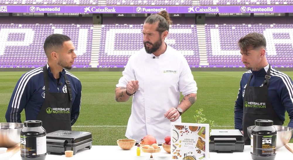 Luis Pérez y Anuar, futbolistas del Real Valladolid, cocinan con el chef Javi Peña una receta de Herbalife Nutrition