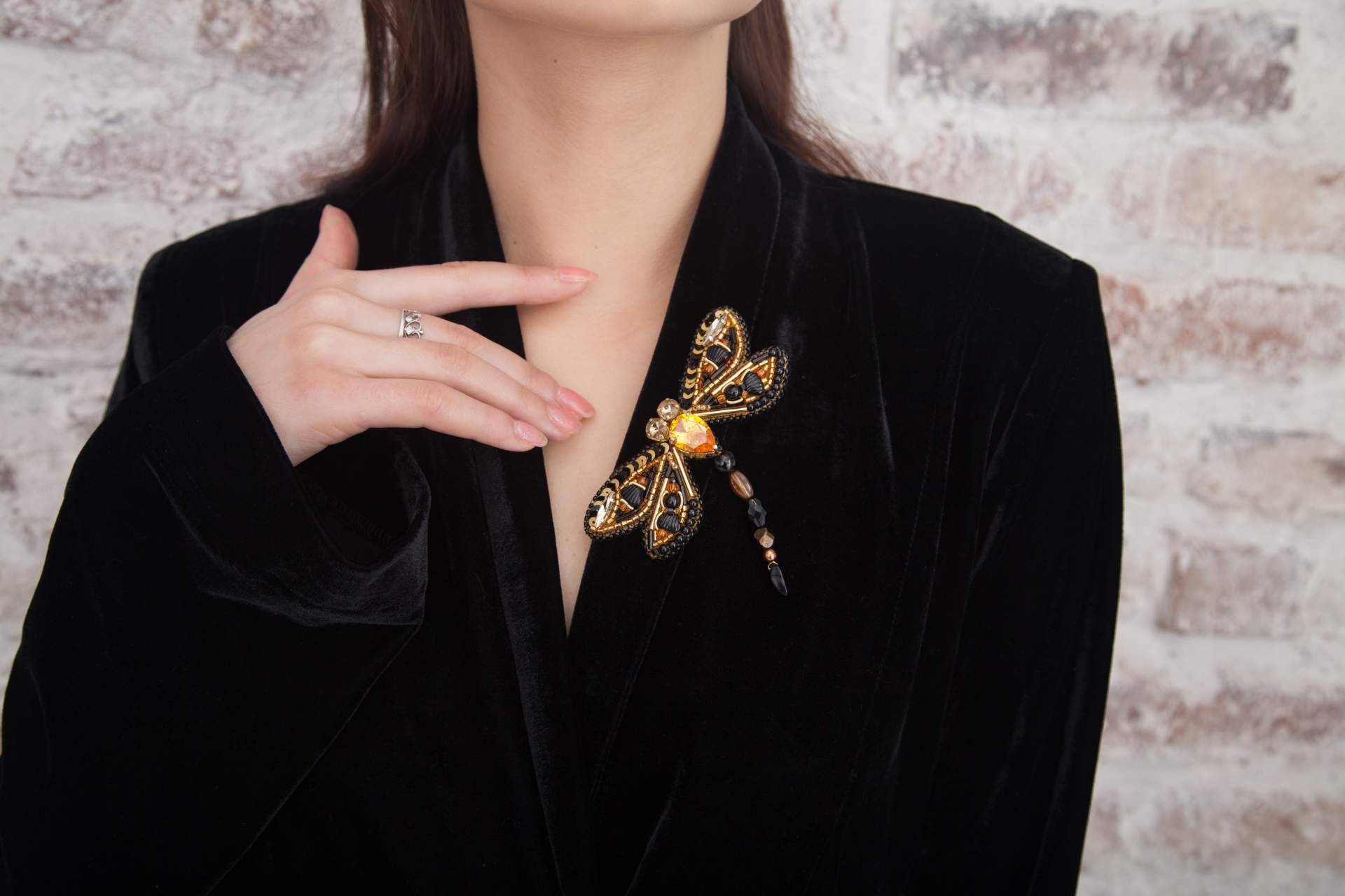 Los broches de lujo de la empresa Aldabón Luxury hacen que el look de quien los luce sea único