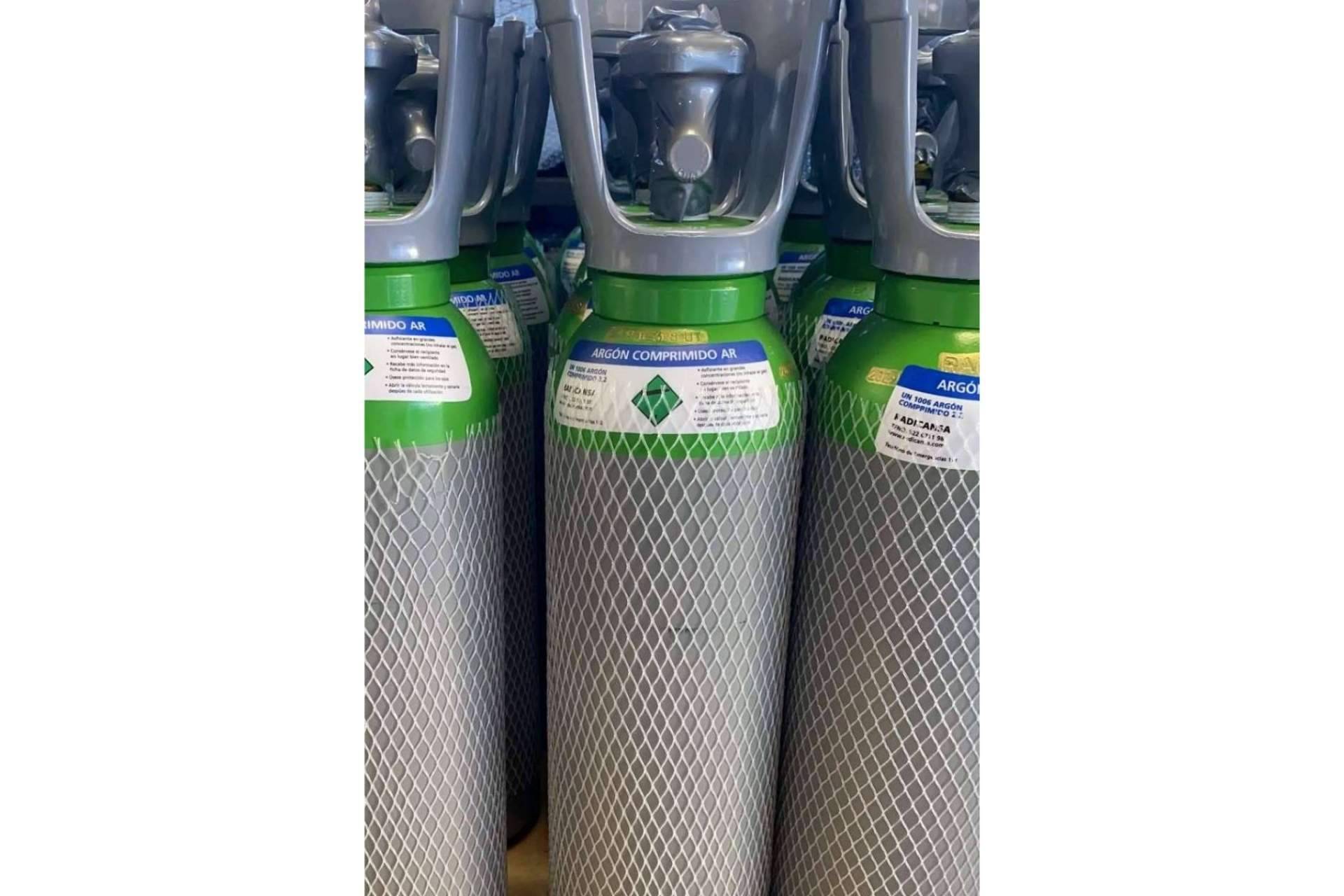 Un gas noble que se utiliza para soldadura de acero inoxidable y aluminio es el argón, según RADICANSA