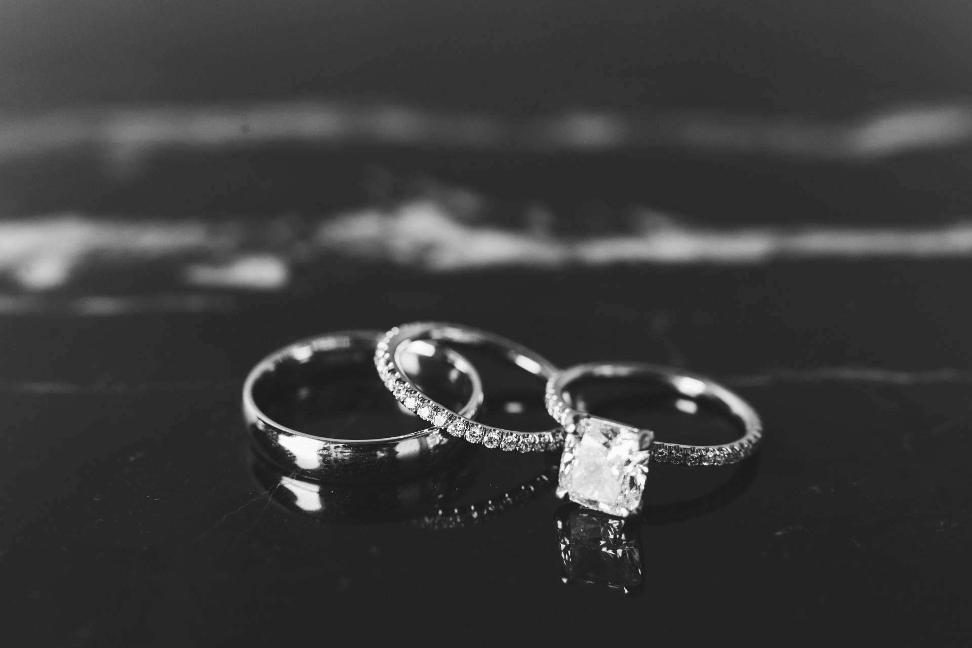 Los anillos de compromiso de oro blanco de la joyería El Rubí son tendencia