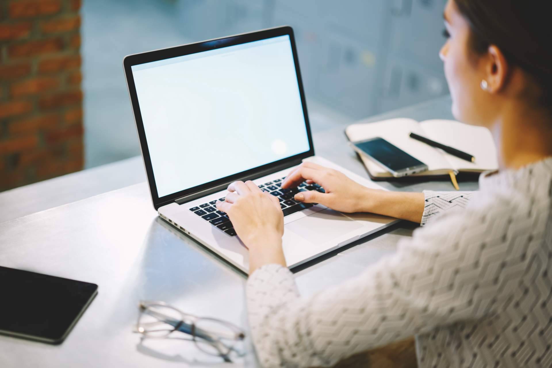 ¿Cuál es el precio de una página web? La calculadora de precio página web de Abstracta.digital orienta sobre el mismo