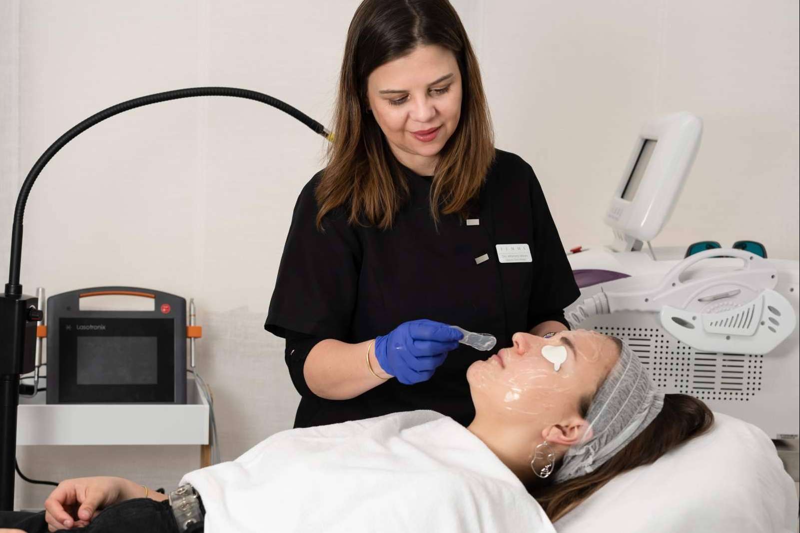 Eliminar las manchas solares de la cara, cuello y escote con el tratamiento de luz pulsada