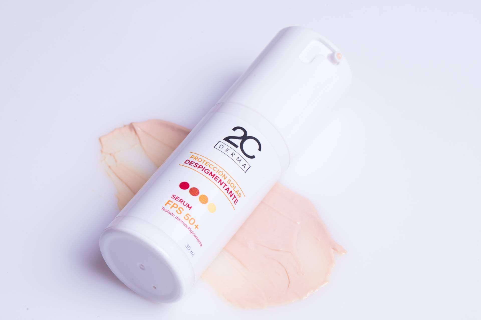 Los beneficios que proporciona el sérum triple acción para el cuidado de la piel, según 2C Derma