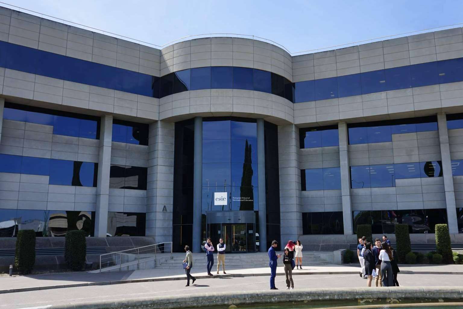 Infinitas puertas profesionales se abren con el MBA de ESIE, 'One School, Thousand of Paths'