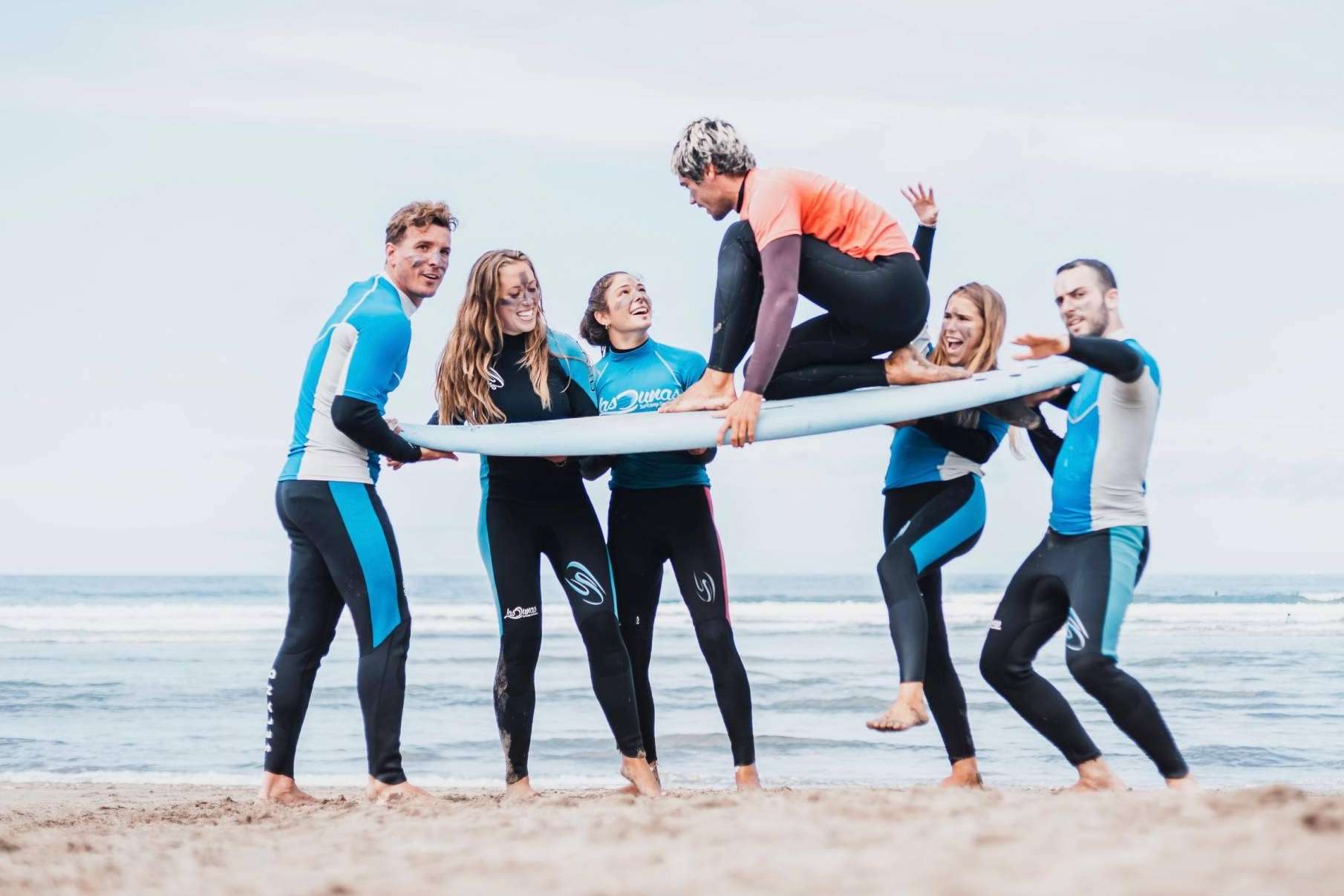 El surfcamp Las Dunas organiza clases para personas de todas las edades