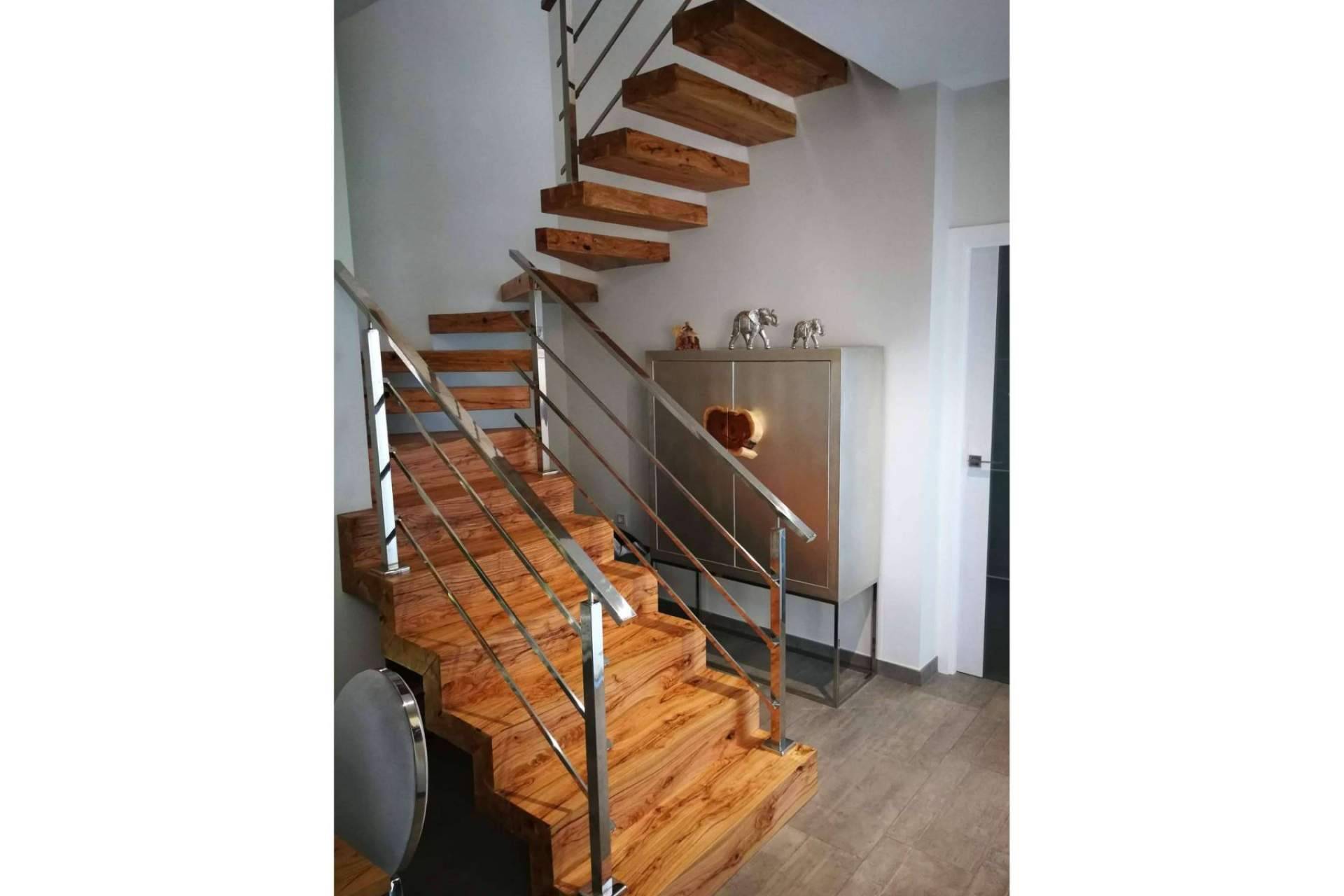 Escaleras de madera de olivo como toque decorativo único en el hogar, en Encimeras de Olivo