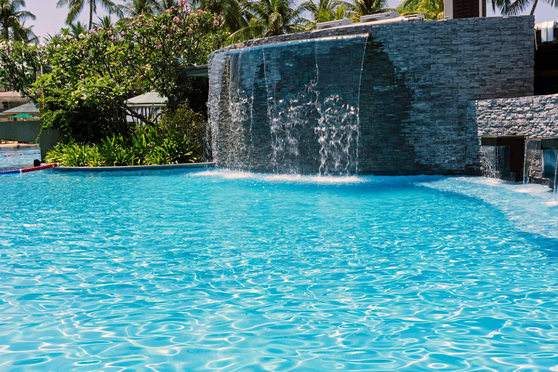 Poner a punto la piscina con la cascada para piscina que ofrece Swimhome