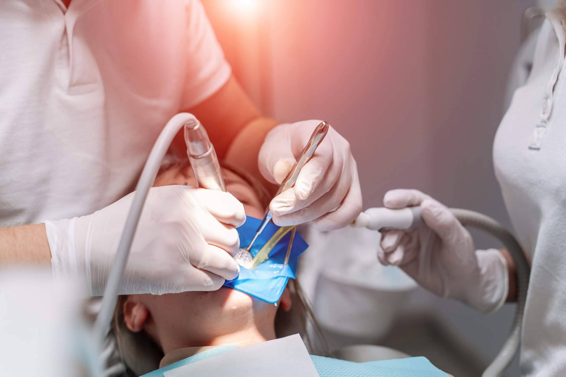 La Dra. Saylin García realiza tratamientos odontológicos con la tecnología más avanzada
