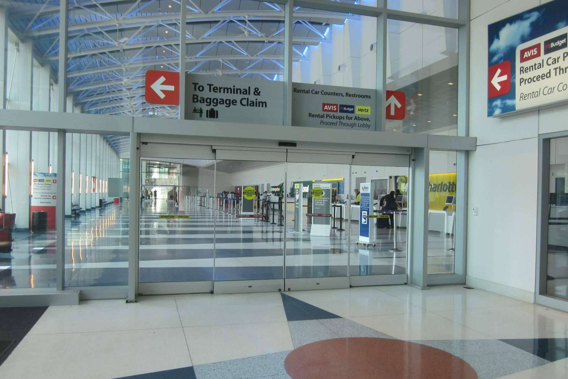 Las puertas automáticas facilitan el sector de transporte de pasajeros, por la firma ASSA ABLOY