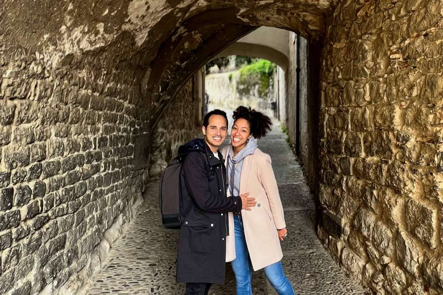 Voilà Güey es la pareja de extranjeros que comparten su experiencia de vivir en España