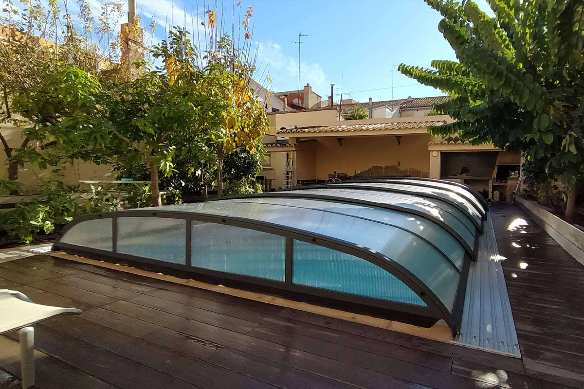 COVERTTO ofrece consejos sobre cuál es la opción más segura en cuanto a cubiertas de piscinas
