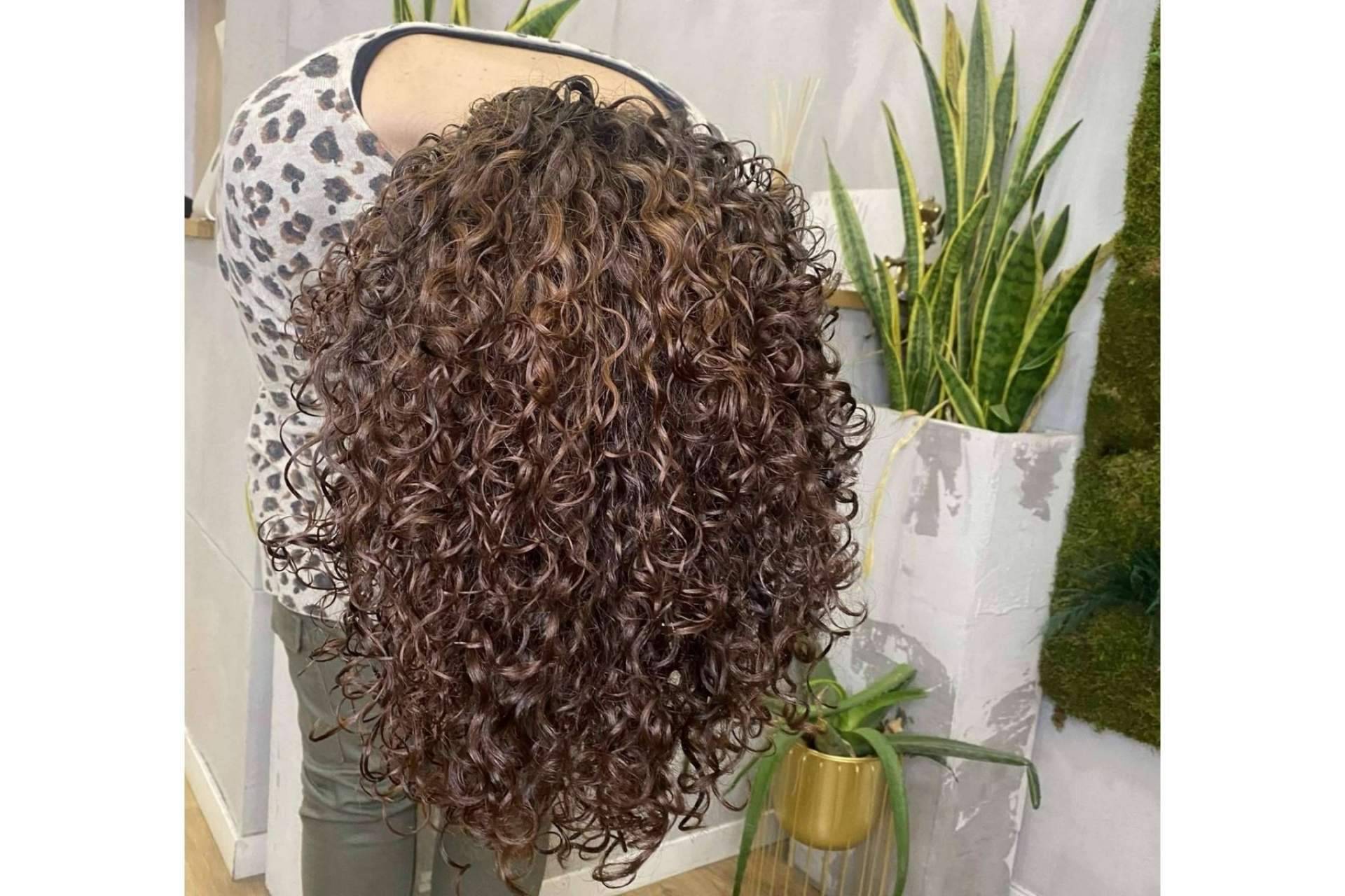 El método curly perfecto para el pelo rizado ante la llegada del verano, el tratamiento Curly Botanic Lifting Orgánico, por DIM Salón
