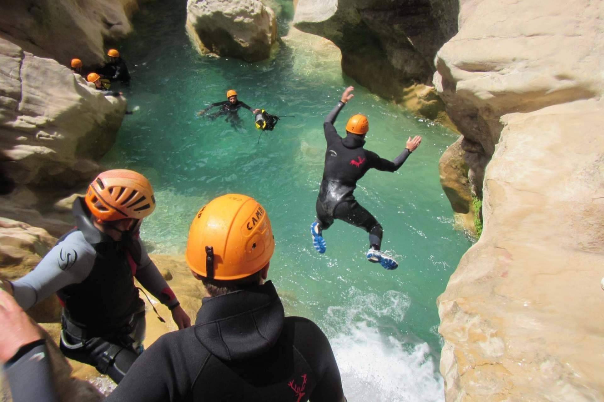 Deportes de aventura para todos los públicos, vía ferrata y barranquismo en Huesca con Rumbo Aventura