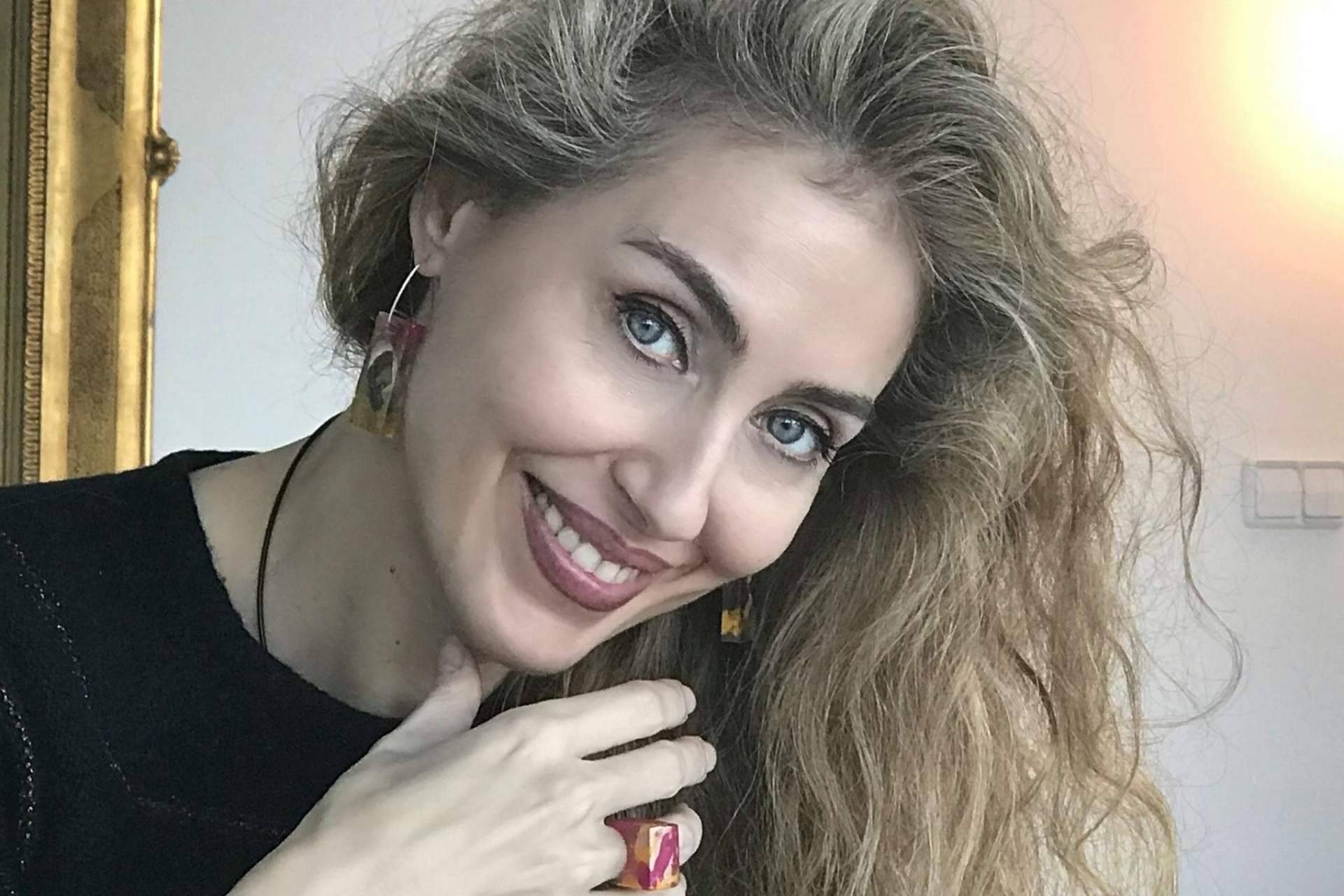 Presentado por la influencer cultural Miriam Victòria, el programa DEMODA TV asciende al panorama nacional
