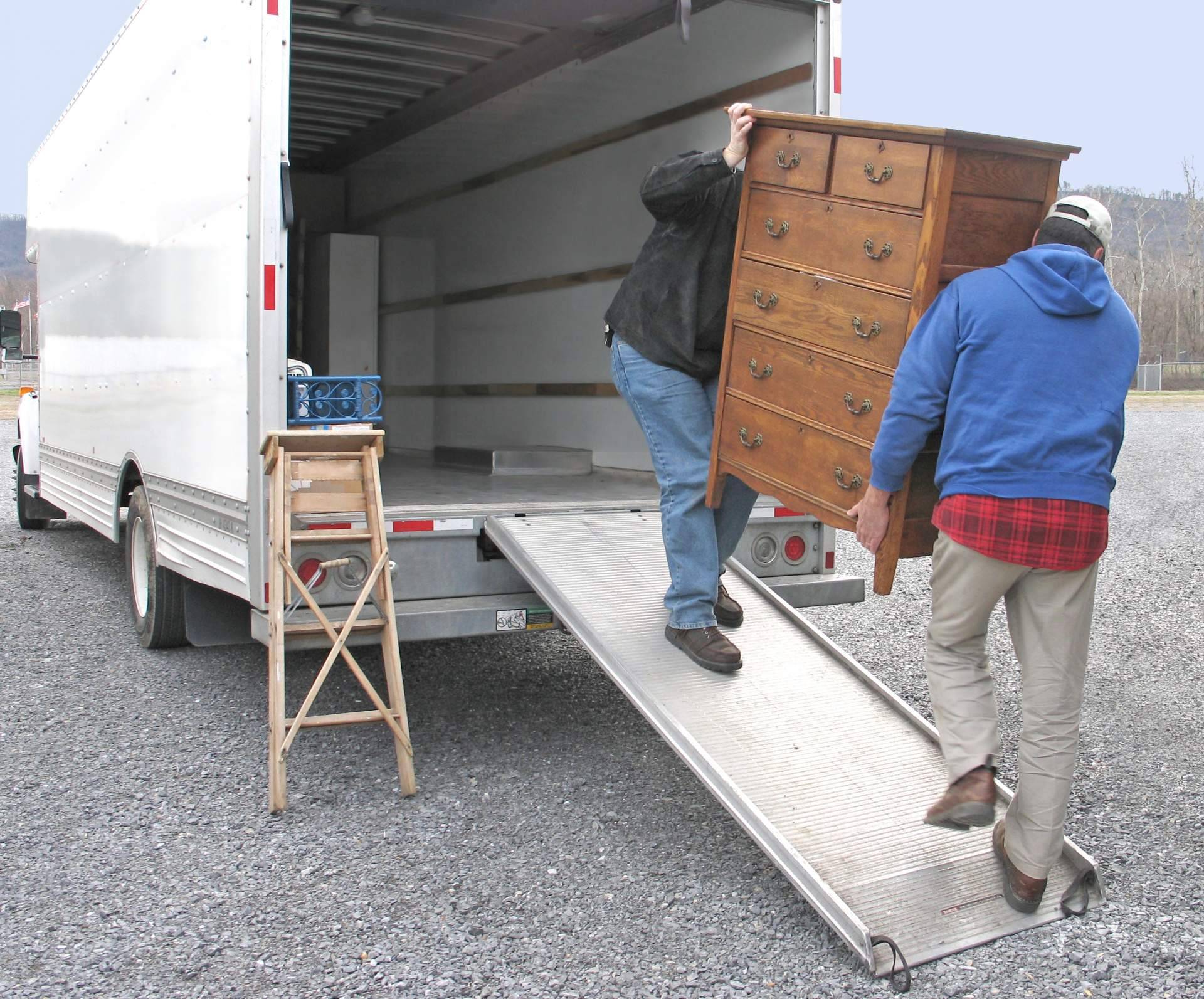 Recogedor de Muebles, un negocio que se dedica al vaciado de pisos y recogida de muebles y que se asimila a la idea de 'centro reto'