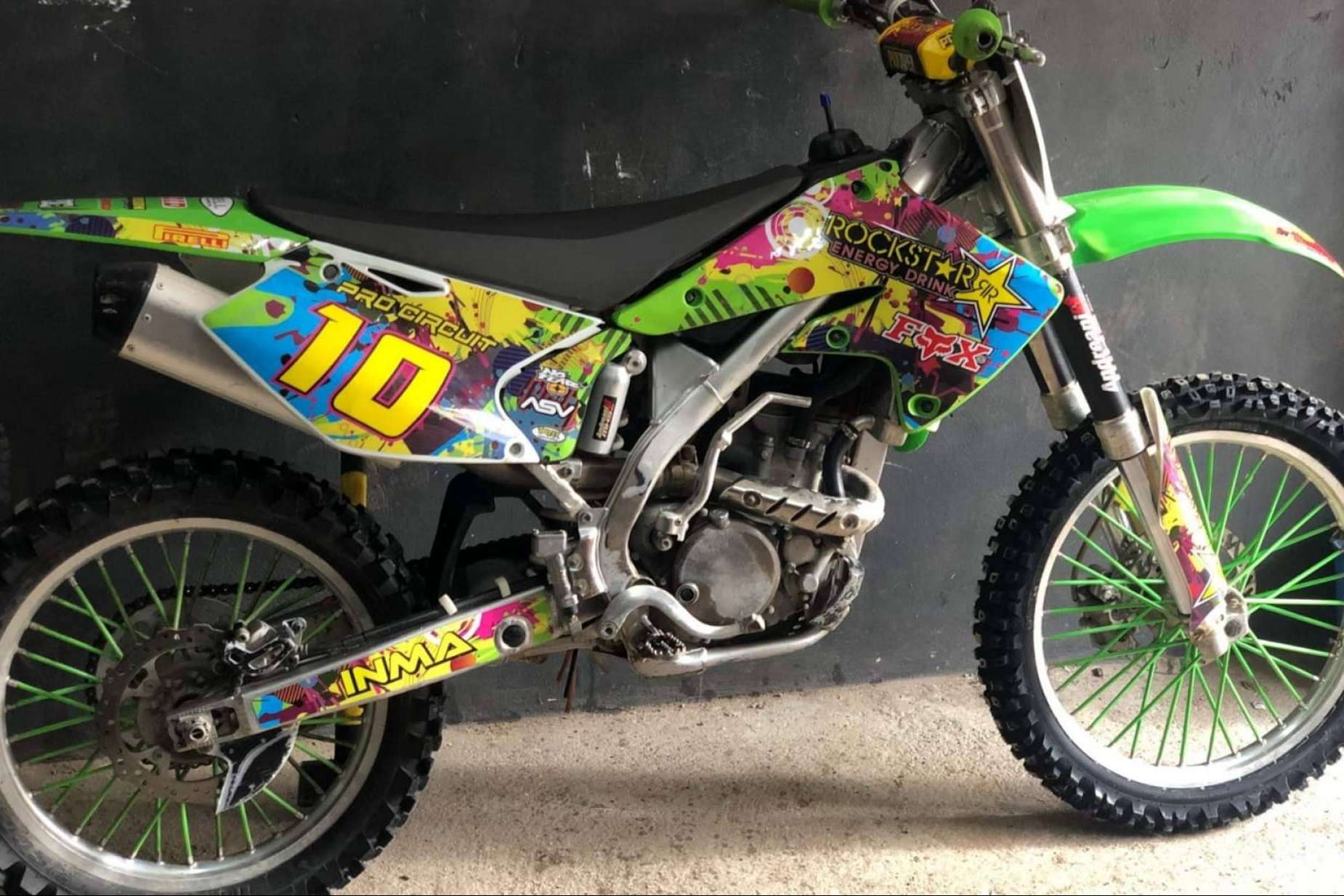 Vinilos para moto personalizados, de la mano de la tienda online ADHESIVOSEMBARRADOS