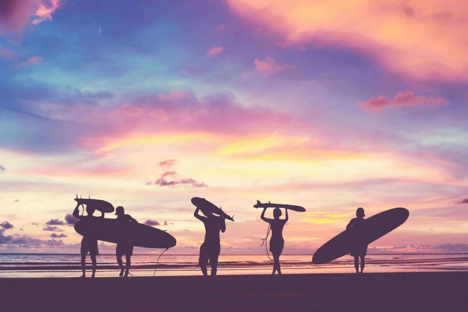 La escuela de surf Watsay organiza un surf camp para adultos en la playa de Berria