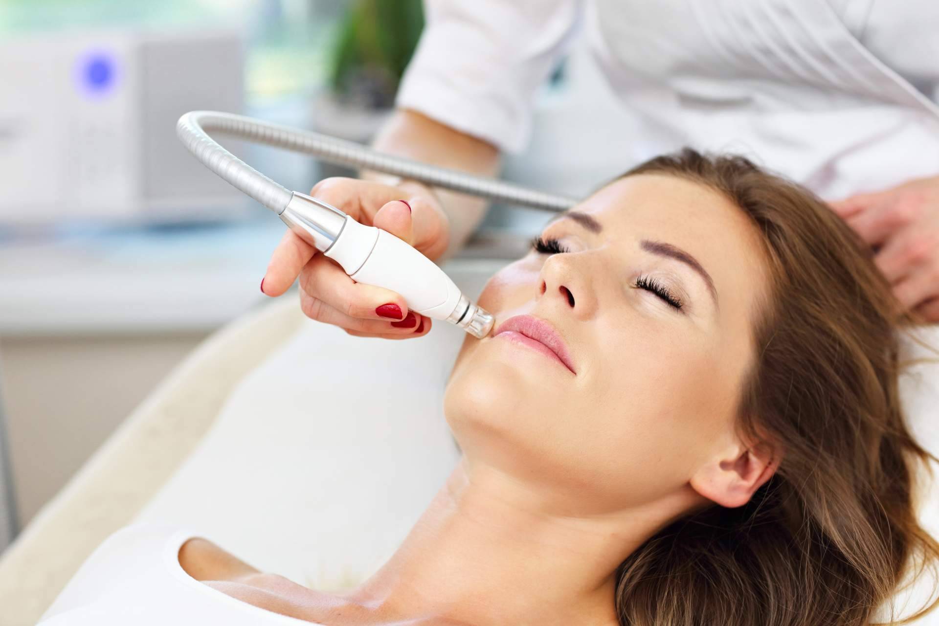 Máquina Hydrafacial para tratamientos faciales no invasivos, de la mano de Comercial Estética