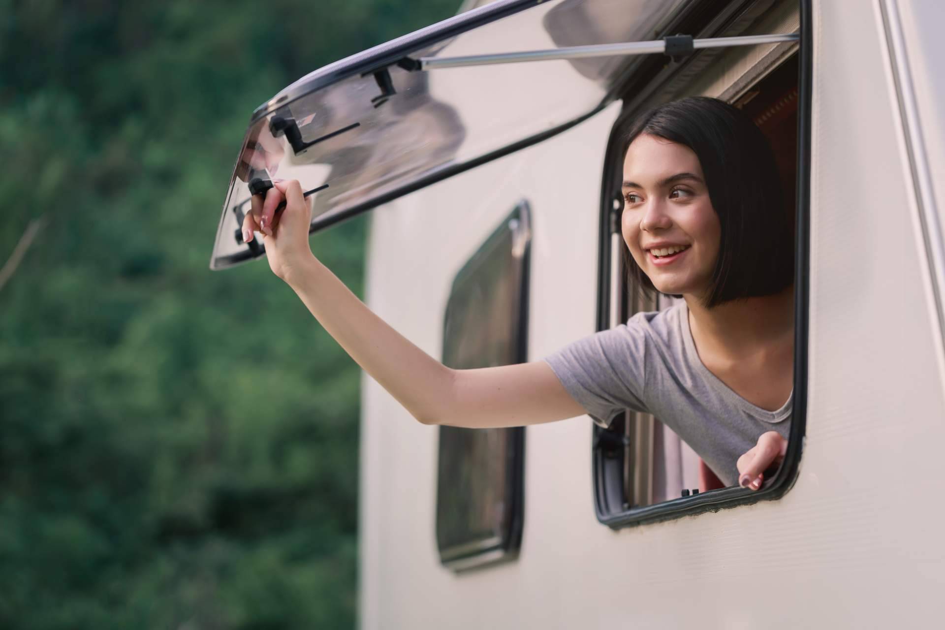 ¿Cómo proteger las ventanas de las autocaravanas? El oscurecedor y mosquitera de Baie-Car
