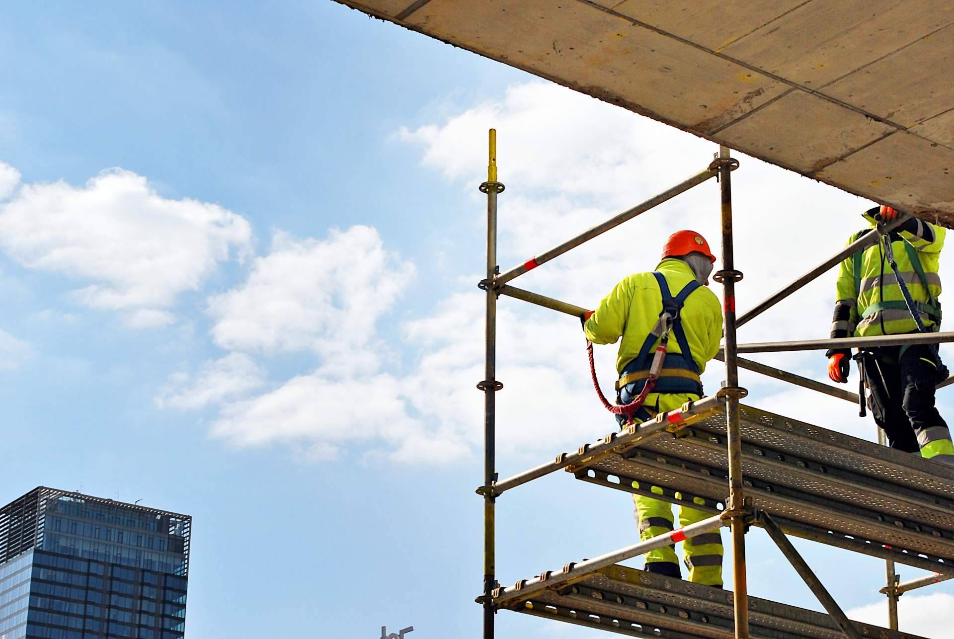 La escasez de mano de obra en la construcción y las ramificaciones legales a las que se enfrentan los contratistas