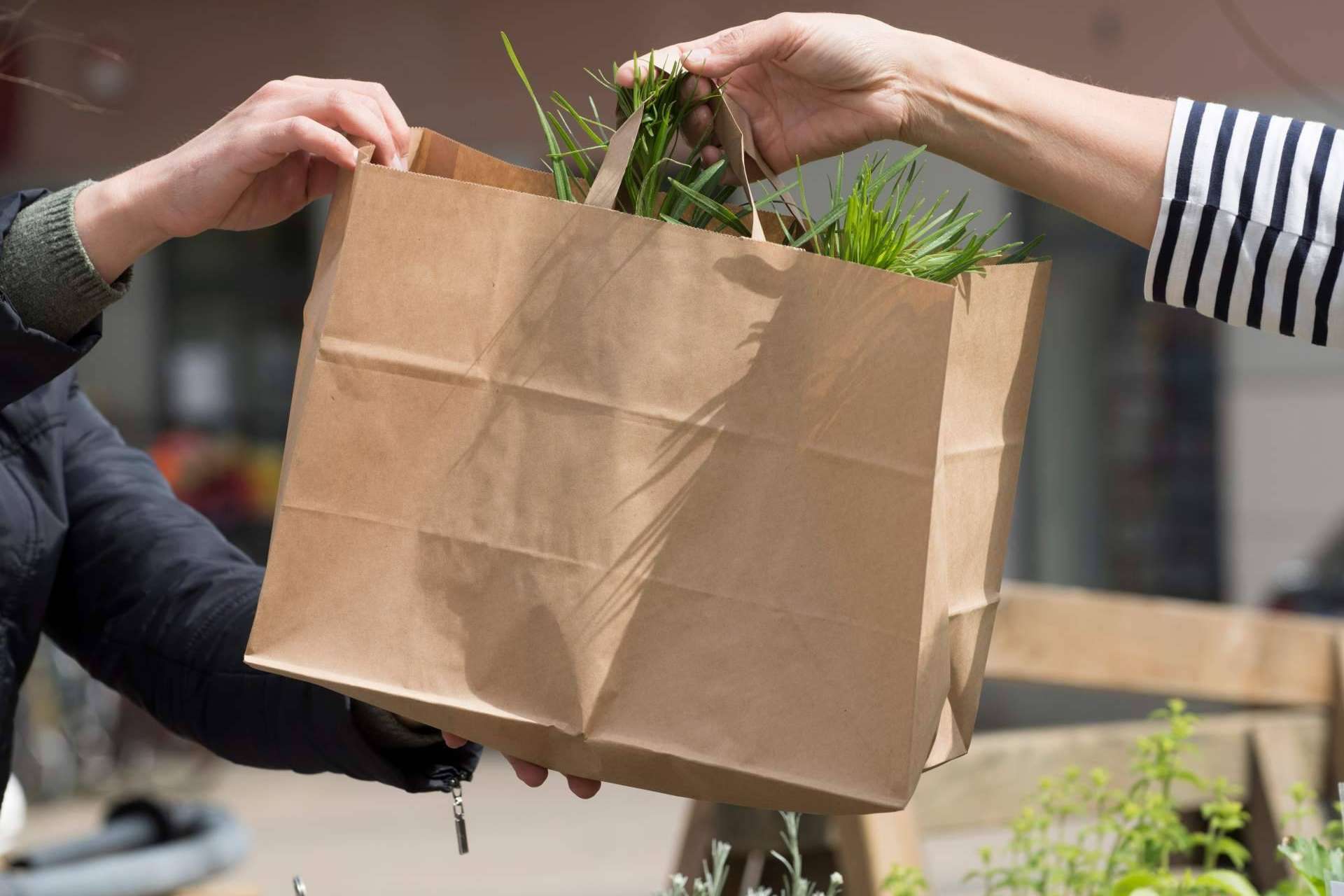 Hoy en día, aumenta el uso de bolsas de papel como las de Novogal en detrimento de las de plástico