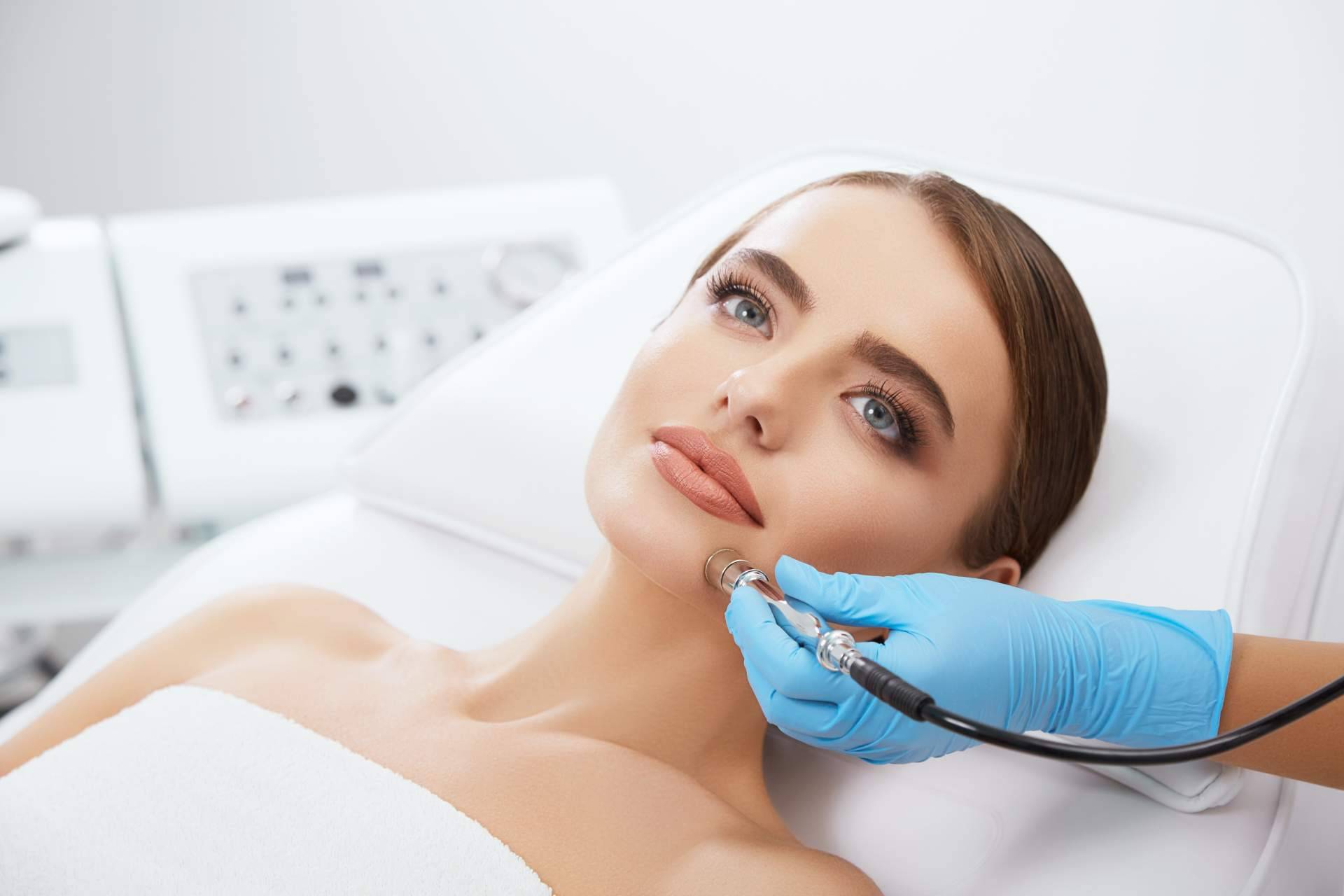 El tratamiento facial con punta de diamante que realiza Sapphira Privé Madrid Centro