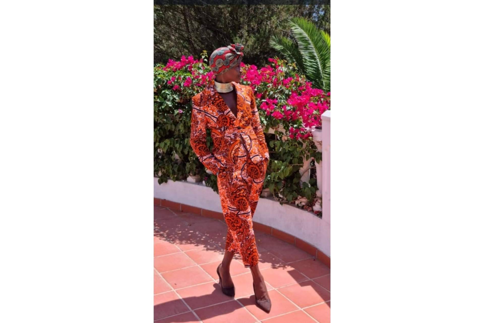 La marca de ropa solidaria Queen Titíne combina diferentes estampados africanos con el estilo occidental