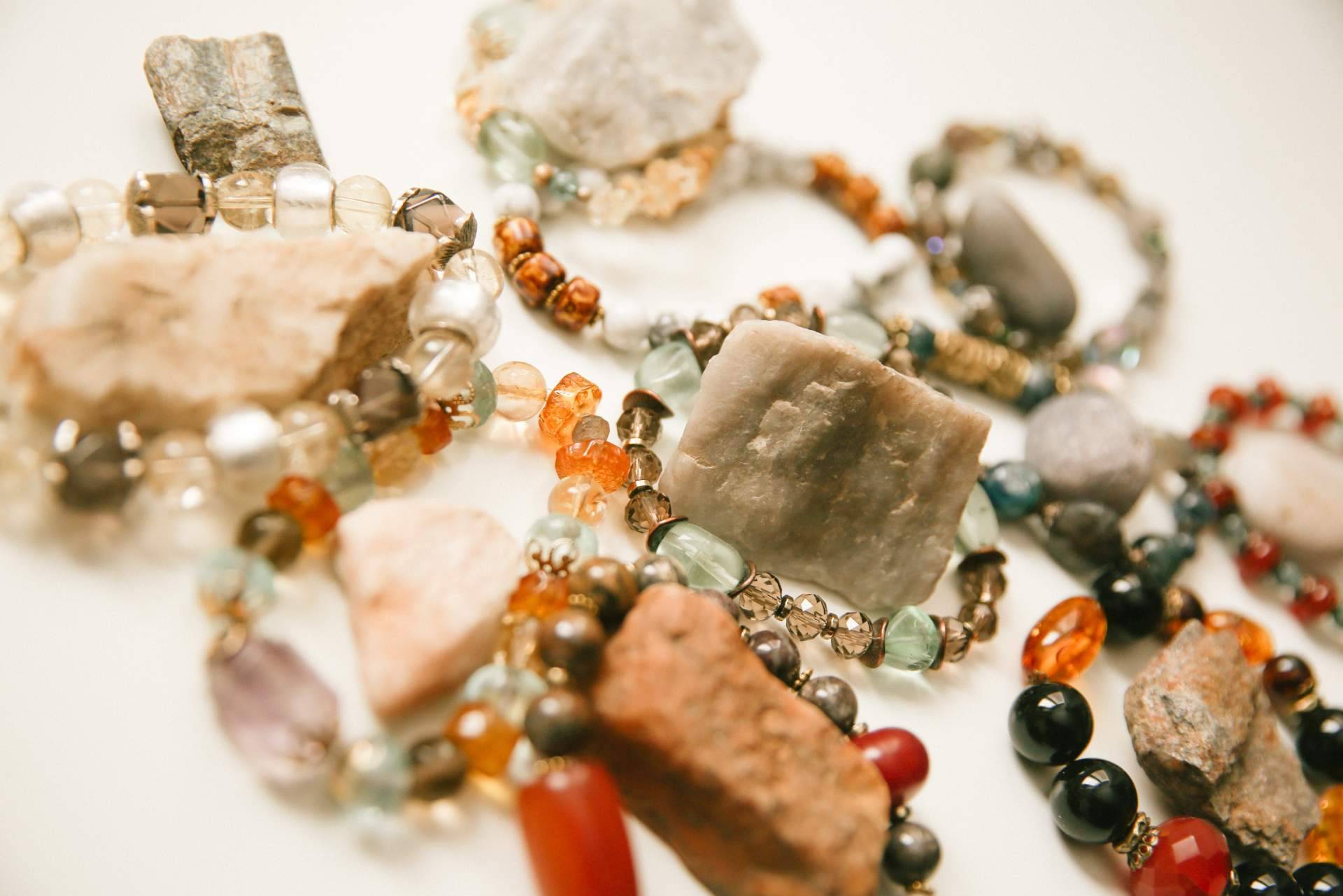 Los beneficios de las pulseras de piedras para la salud