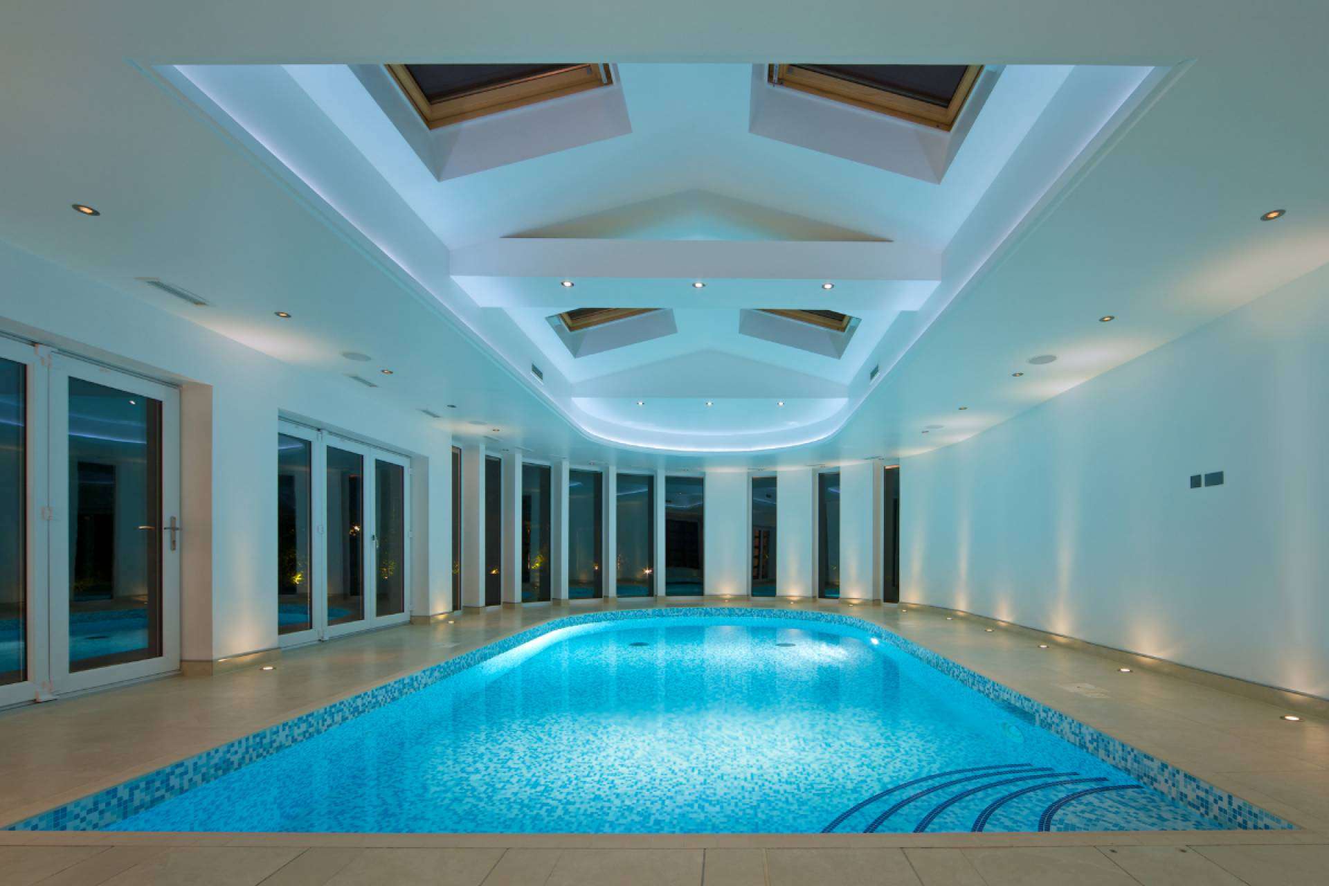 Los focos LED para piscina de Warmpool aportan brillo y elegancia